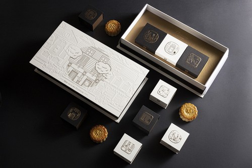 Moon cakes with new flavors ready for Full Moon Festival - ảnh 1