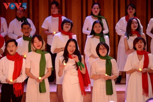 Christmas concert sends message of peace and hope - ảnh 13