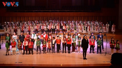 Christmas concert sends message of peace and hope - ảnh 16