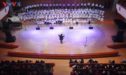 Christmas concert sends message of peace and hope - ảnh 1