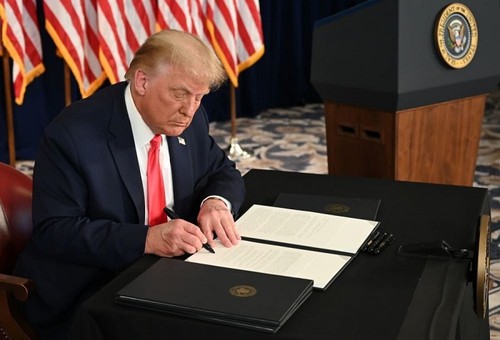 Trump signs 900 billion USD COVID-19 relief, government-funding measure - ảnh 1