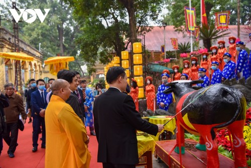 Thang Long relic site sees reenactment of traditional Tet rituals - ảnh 2