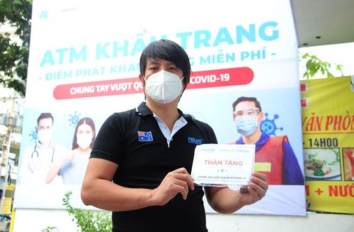 Inventor of Vietnam’s rice and face mask ATMs - ảnh 1
