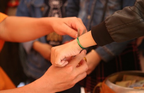 Thread bracelet tying custom of ethnic people in Vietnam’s northern mountains  - ảnh 2