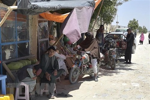 Taliban press advance after capturing 2 major Afghan cities - ảnh 1