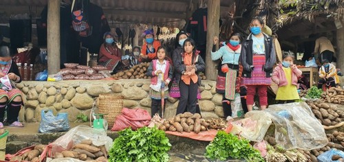 Sin Suoi Ho flea market bustling with ethnic activities - ảnh 12