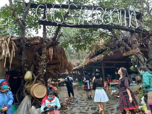 Sin Suoi Ho flea market bustling with ethnic activities - ảnh 3