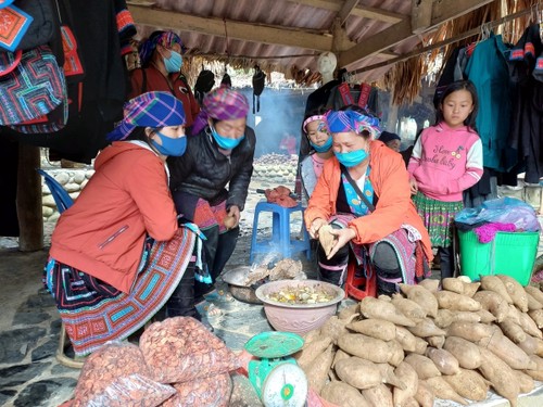Sin Suoi Ho flea market bustling with ethnic activities - ảnh 6