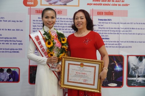 Young circus performer honored for hard work  - ảnh 2