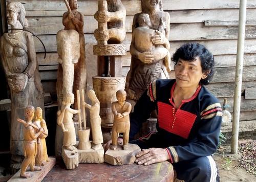 Central Highland artisan keeps soul of wooden statues - ảnh 2