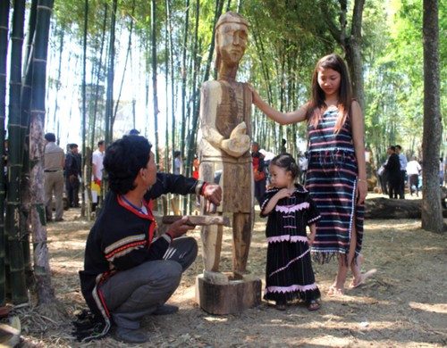 Central Highland artisan keeps soul of wooden statues - ảnh 1