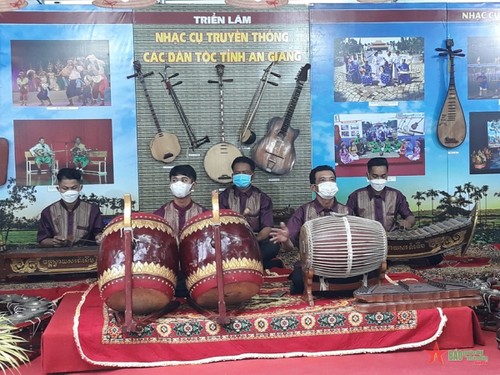 Traditional musical instruments of ethnic groups on display in Can Tho - ảnh 1