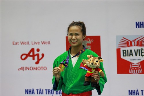 Female martial artist fetches Vietnam's first gold at SEA Games 31 - ảnh 1
