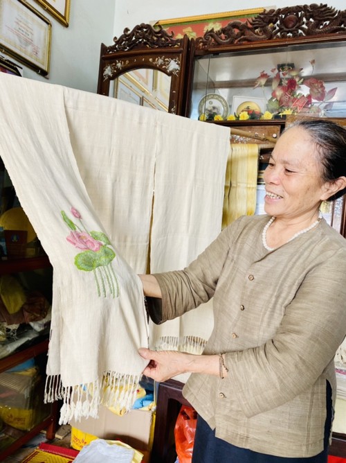 Veteran artisan revives Phung Xa silk weaving craft - ảnh 1