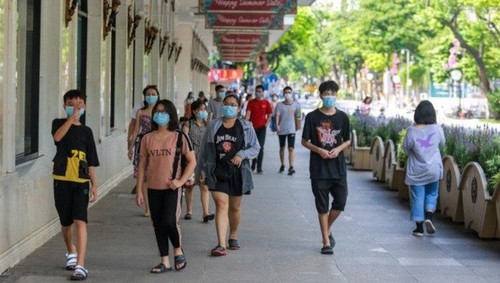 COVID-19: Health Ministry releases guidance on compulsory mask wearing - ảnh 1