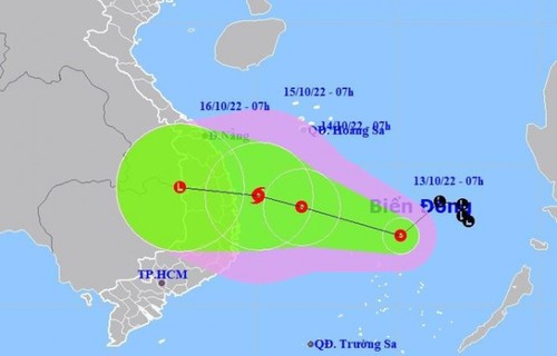 Tropical storm likely to form, threatens central Vietnam this weekend - ảnh 1