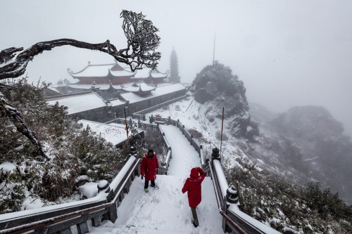 Sa Pa town among top 10 snowy destinations in Asia - ảnh 1