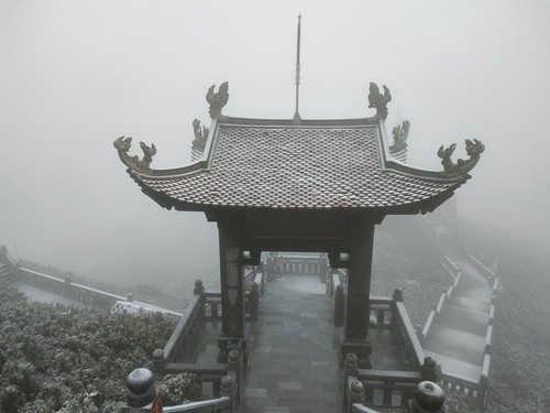 Snow covers top of Mount Fansipan - ảnh 3