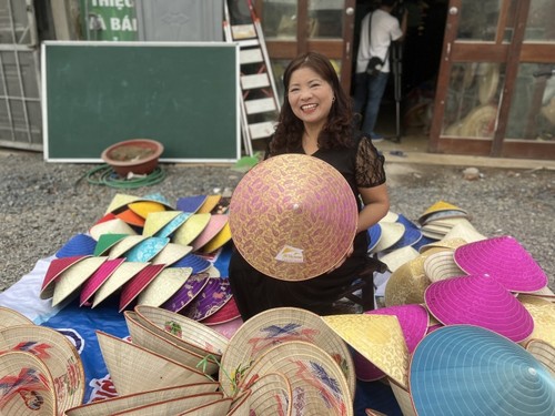 Hanoi artisan brings Chuong village’s conical hats to the world  - ảnh 1