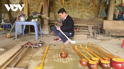 Son La artisan passionate about preserving Tinh traditional musical instrument - ảnh 2