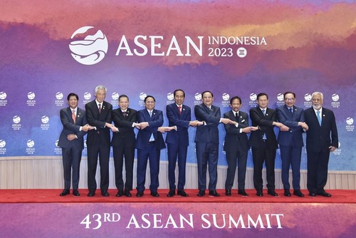 PM Pham Minh Chinh concludes trip to Indonesia for 43rd ASEAN Summit - ảnh 1