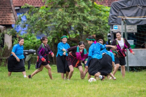 Ethnic women play football in skirts in mountainous market - ảnh 1