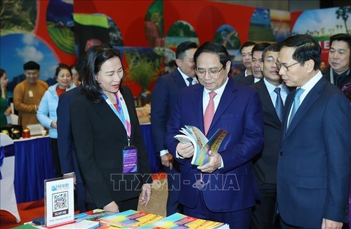 PM attends plenary session on economic diplomacy  - ảnh 1