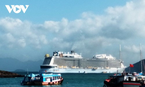 Super cruise ship brings 4,400 international tourists to Nha Trang - ảnh 1