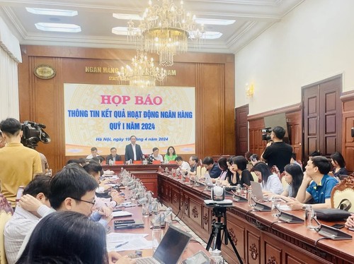 Vietnam's economy begins to absorb capital as bank credit edges up - ảnh 1
