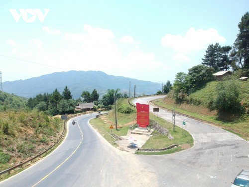 Historical footsteps remain on Pha Din Pass - ảnh 3