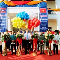 Việt Nam trao tặng Lào trường THCS Đông Savan - ảnh 1