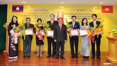 Nhà nước Lào tặng Huân chương ghi nhận công lao giúp đỡ đào tạo, nghiên cứu khoa học của Việt Nam  - ảnh 1