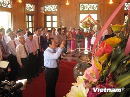 Dâng hương tưởng nhớ Chủ tịch Hồ Chí Minh tại Khu di tích Kim Liên, Nghệ An  - ảnh 1