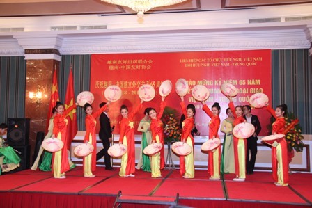Mít tinh kỷ niệm 65 năm Ngày thiết lập quan hệ ngoại giao Việt Nam-Trung Quốc - ảnh 3