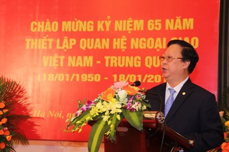 Mít tinh kỷ niệm 65 năm Ngày thiết lập quan hệ ngoại giao Việt Nam-Trung Quốc - ảnh 2
