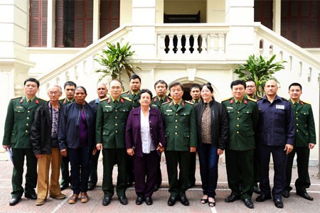 Lãnh đạo Tổng cục Chính trị Quân đội nhân dân Việt Nam tiếp Đoàn thân nhân liệt sĩ Cuba  - ảnh 1