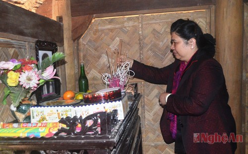 Phó Chủ tịch Quốc hội Tòng Thị Phóng thăm, tặng quà các gia đình chính sách ở Nghệ An - ảnh 1