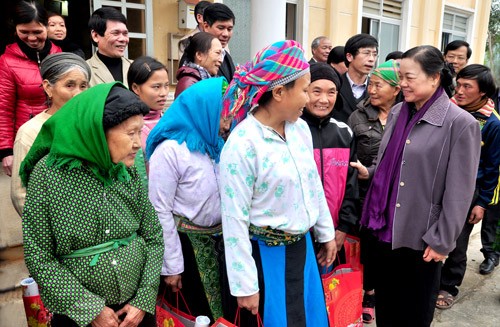 Trưởng ban dân vận trung ương Hà Thị Khiết thăm, tặng quà cho người nghèo tỉnh Tuyên Quang - ảnh 1