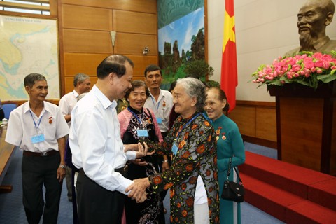 Phó Thủ tướng Vũ Văn Ninh tiếp đoàn đại biểu người có công tỉnh Vĩnh Long  - ảnh 1