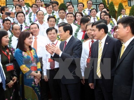 Chủ tịch nước Trương Tấn Sang gặp mặt người lao động tiêu biển ngành dầu khí - ảnh 1