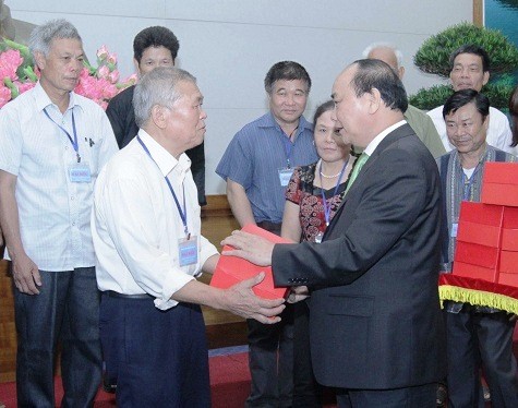 Đoàn đại biểu người có uy tín trong đồng bào dân tộc thiểu số tỉnh Lạng Sơn ra  thăm Hà Nội - ảnh 1