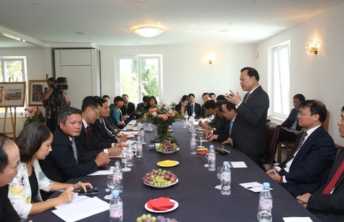 Phó Thủ tướng Vũ Văn Ninh thăm cán bộ nhân viên Phái đoàn Việt Nam tại Thuỵ Sỹ - ảnh 1