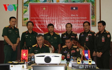 Việt Nam giúp Lào trang thiết bị và chương trình đào tạo nghiệp vụ địa hình quân sự  - ảnh 1