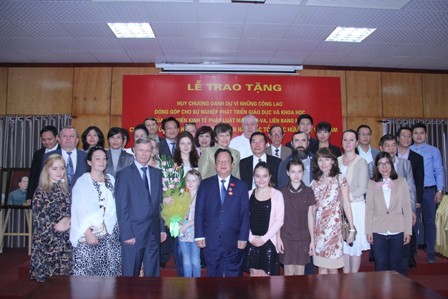 Trao tặng Huy chương Danh dự cho Chủ tịch Liên hiệp các tổ chức hữu nghị Việt Nam - ảnh 1