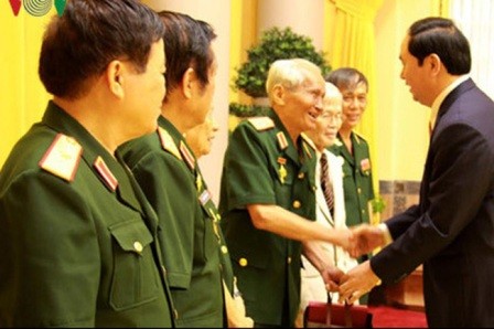 Chủ tịch nước gặp mặt Ban liên lạc cựu quân tình nguyện và chuyên gia quân sự Việt Nam tại Lào - ảnh 1