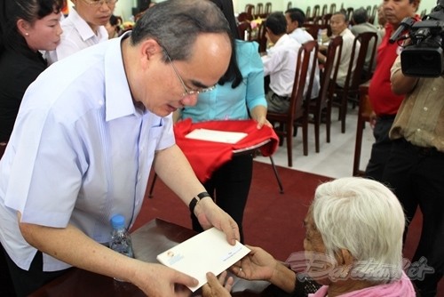 Chủ tịch UBTWMTTQ Việt Nam Nguyễn Thiện Nhân thăm và tặng quà gia đình chính sách tỉnh Trà Vinh - ảnh 1