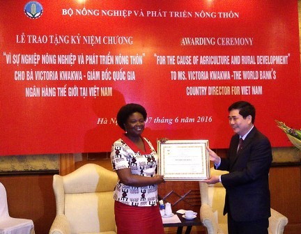 Trao kỷ niệm chương vì sự nghiệp nông nghiệp cho bà Victoria Kwakwa nguyên Giám đốc WB tại Việt Nam  - ảnh 1