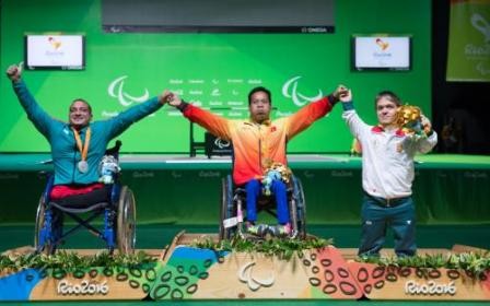 Vận động viên cử tạ Lê Văn Công phá kỉ lục thế giới tại Paralympics 2016 - ảnh 1