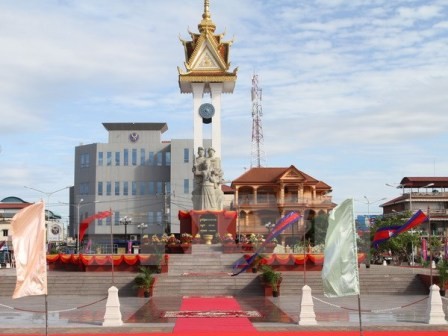Khánh thành tượng đài hữu nghị Việt Nam-Campuchia và Đài độc lập tỉnh Kompong Chhnang  - ảnh 1