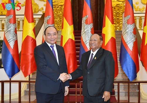 Thủ tướng Nguyễn Xuân Phúc tiếp Chủ tịch Quốc hội Vương quốc Campuchia Samdech Heng Samrin - ảnh 1